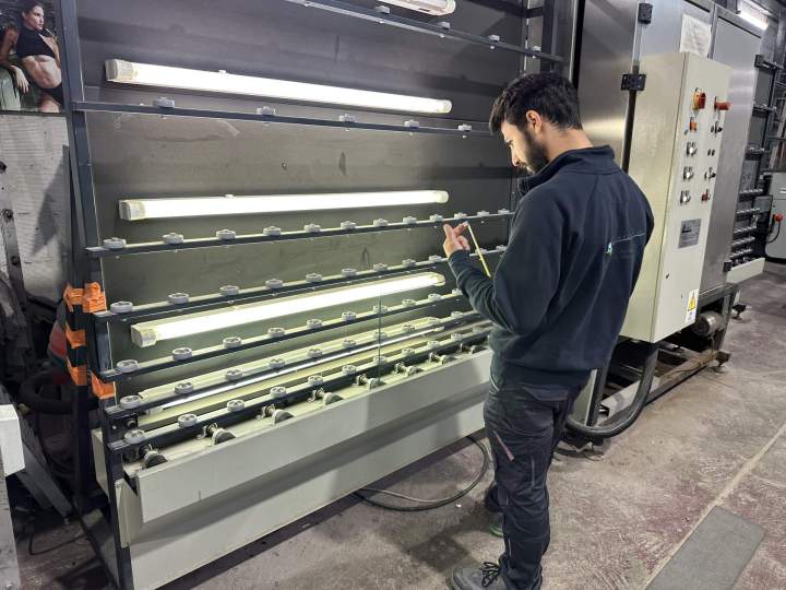 Nous pouvons façonner plusieurs types de verres (trempés, laqués, feuilletés, polis, de haute résistance ou autres).